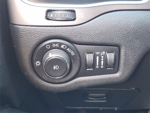 Used 2019 Jeep Cherokee Latitude Plus image 22