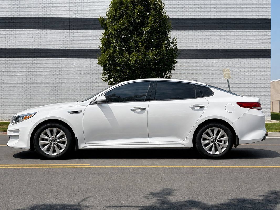 Used 2018 Kia Optima EX w/ Premium Package FWD image 2