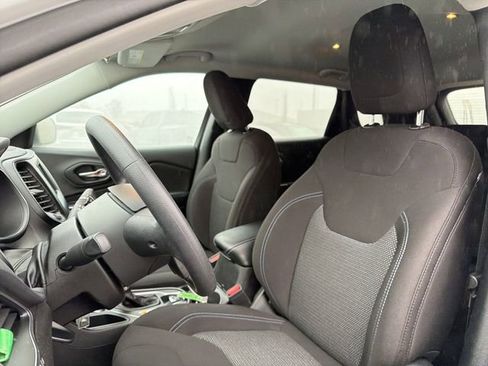 Used 2019 Jeep Cherokee Latitude w/ Popular Appearance Group image 17