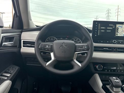 New 2025 Mitsubishi Outlander SE image 25