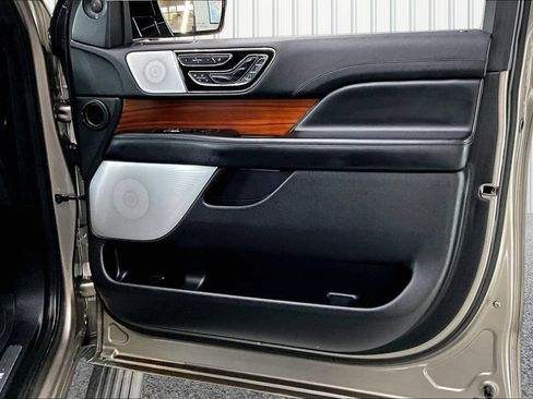 Used 2019 Lincoln Navigator Reserve AWD/4WD image 31