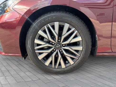 Used 2024 Nissan Altima 2.5 SV FWD image 9