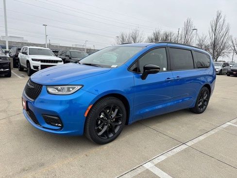 New 2026 Chrysler Pacifica Select image 3