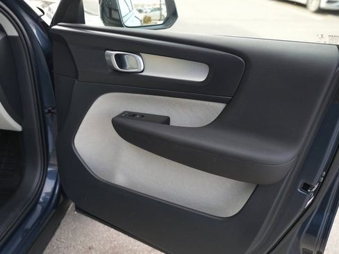 Used 2021 Volvo XC40 T5 Momentum w/ Premium Package image 82