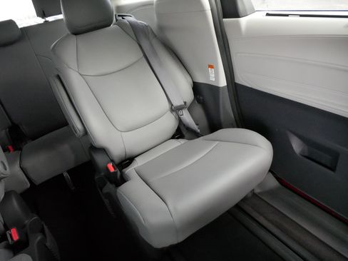 Certified 2022 Toyota Sienna XLE w/ XLE Plus Package FWD image 14