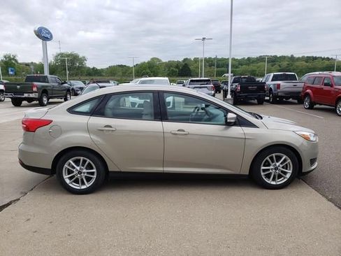 Used 2016 Ford Focus SE w/ SE Power Seat Package FWD image 3