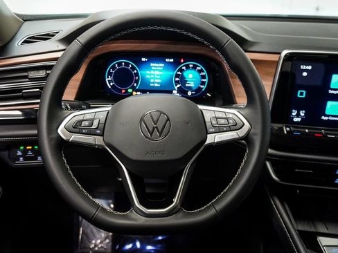 Used 2025 Volkswagen Atlas SE AWD/4WD image 16