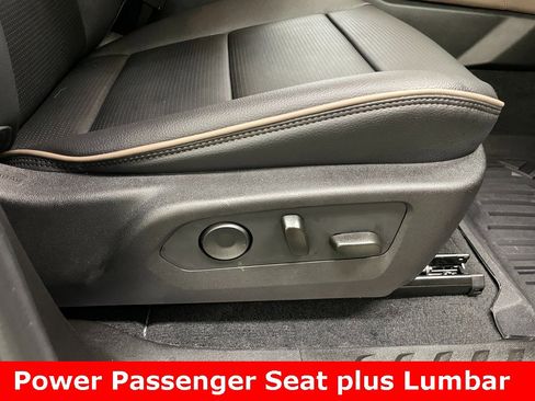 Used 2025 GMC Canyon Denali image 12