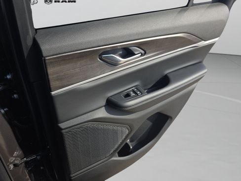 New 2025 Jeep Grand Cherokee Limited RWD image 36
