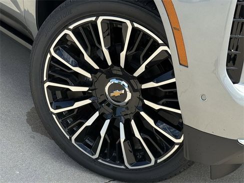 New 2025 Chevrolet Suburban High Country image 9