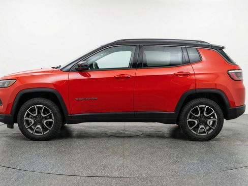 Used 2025 Jeep Compass Trailhawk AWD/4WD image 5