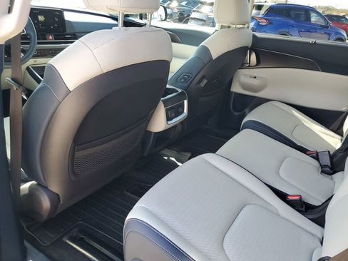 Used 2025 Kia Carnival SX Prestige image 23