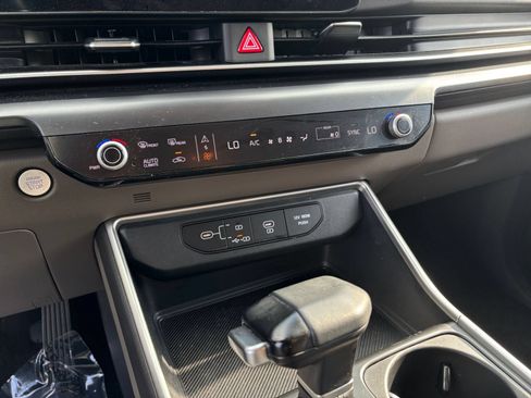 Used 2026 Kia Carnival FWD image 17