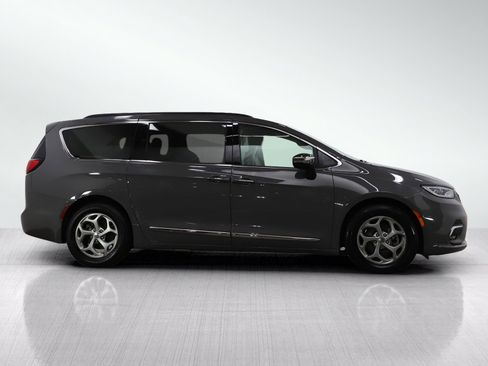 Used 2023 Chrysler Pacifica Limited FWD image 6