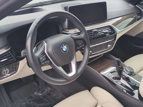 Used 2021 BMW 530e w/ Premium Package image 10