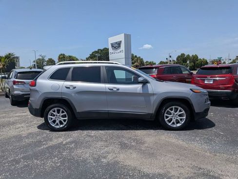 Used 2018 Jeep Cherokee Latitude FWD image 3