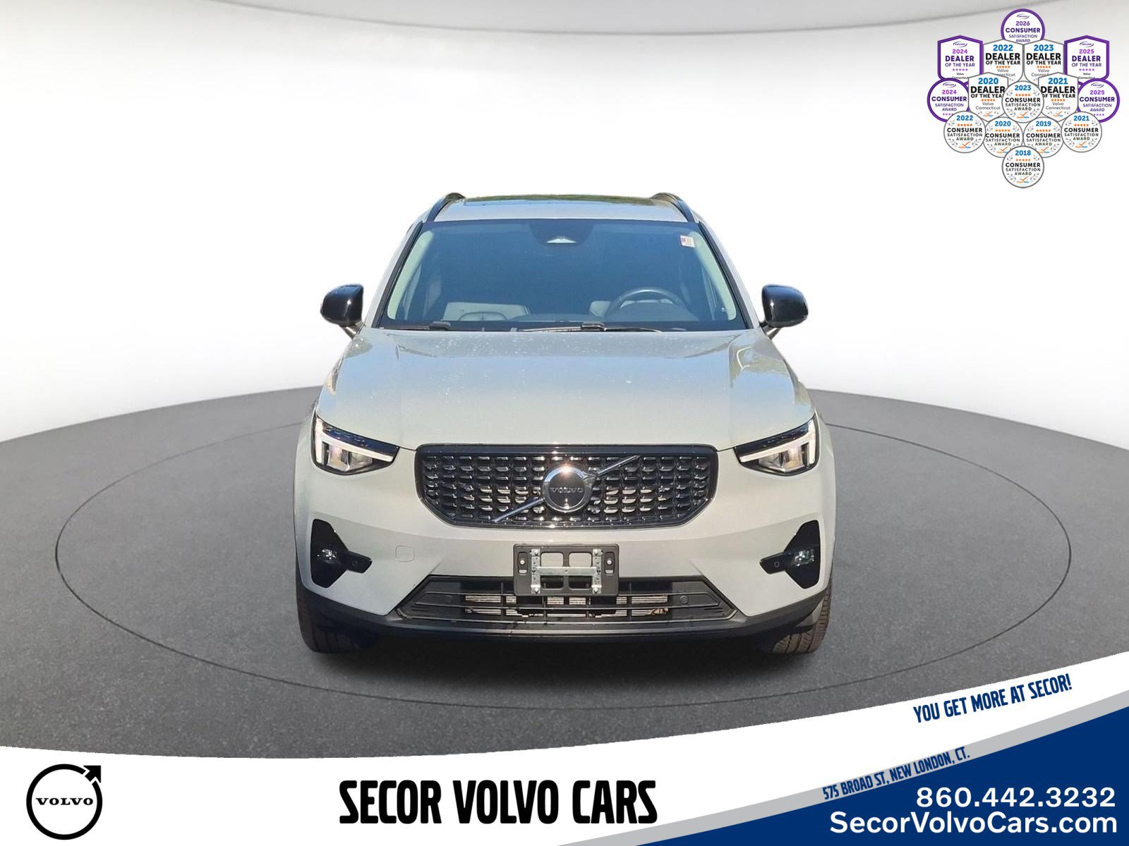 Used 2024 Volvo XC40 B5 Plus AWD/4WD image 2