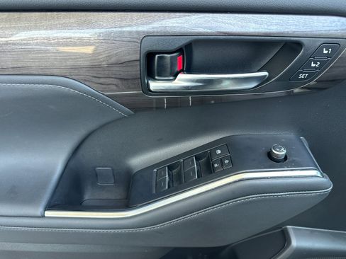 Used 2022 Toyota Highlander Limited image 11