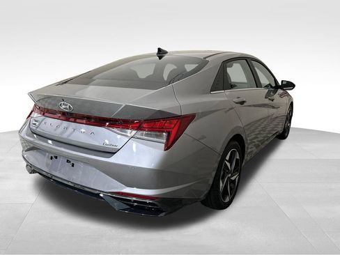 Used 2023 Hyundai Elantra Limited w/ Preferred Accessory Package FWD image 5