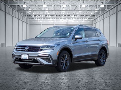 Used 2023 Volkswagen Tiguan SE w/ Panoramic Sunroof Package AWD/4WD image 9