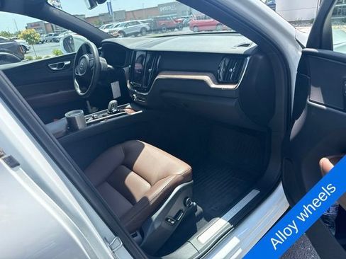 Used 2022 Volvo XC60 B5 Momentum AWD/4WD image 11