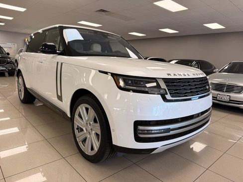 Used 2023 Land Rover Range Rover Long Wheelbase SE AWD/4WD image 3