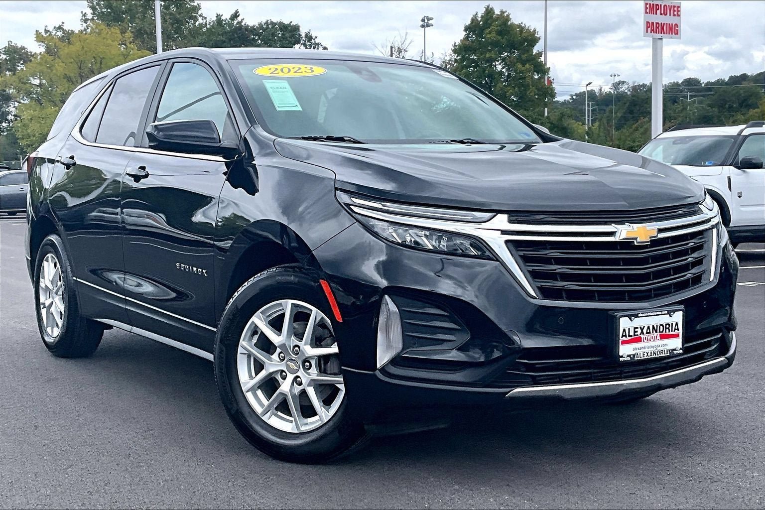 Used 2023 Chevrolet Equinox LT w/ Driver Convenience Package FWD image 2