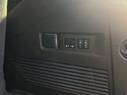 Used 2022 GMC Yukon SLT w/ SLT Premium Package image 14