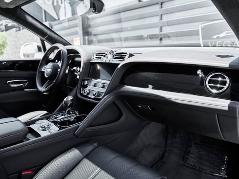 Used 2021 Bentley Bentayga AWD/4WD image 39