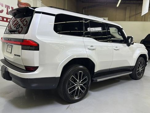 Used 2024 Lexus GX 550 w/ Accessory Package (2T) image 9