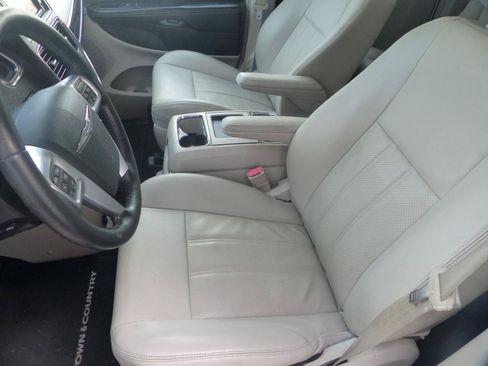 Used 2012 Chrysler Town & Country Touring-L w/ Driver Convenience Group FWD image 21