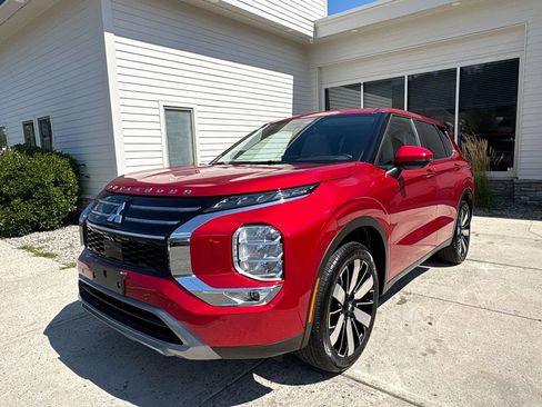 Used 2025 Mitsubishi Outlander SE AWD/4WD image 2