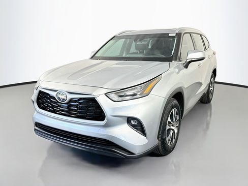 Used 2023 Toyota Highlander XLE FWD image 4