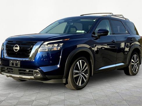 Used 2024 Nissan Pathfinder Platinum AWD/4WD image 3