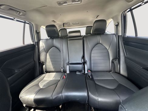 Used 2022 Toyota Highlander XLE AWD/4WD image 12