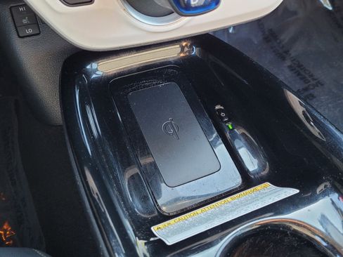 Used 2017 Toyota Prius Prime Premium image 27