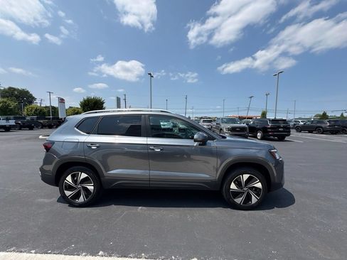 Used 2025 Volkswagen Taos SE AWD/4WD image 6