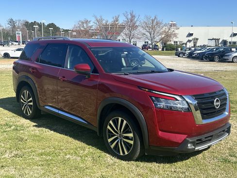 Used 2022 Nissan Pathfinder Platinum w/ Cargo Package image 3