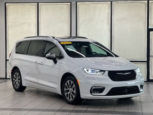 Used 2025 Chrysler Pacifica Pinnacle FWD image 1