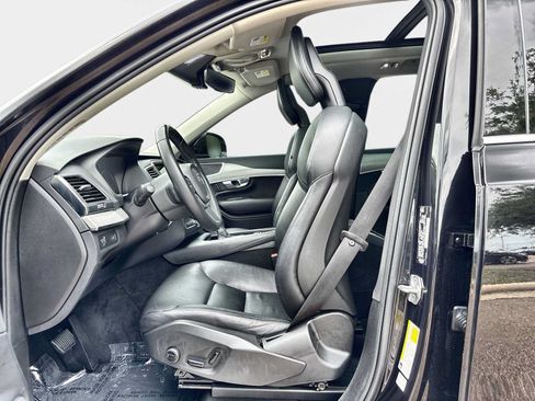 Used 2021 Volvo XC90 T5 Momentum w/ Protection Package Premier FWD image 3