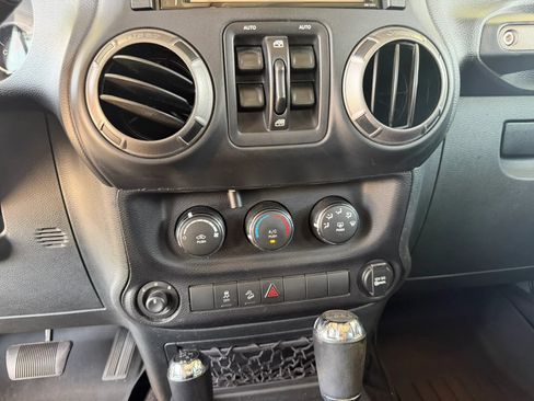 Used 2015 Jeep Wrangler Unlimited Sport w/ Quick Order Package 24S AWD/4WD image 14
