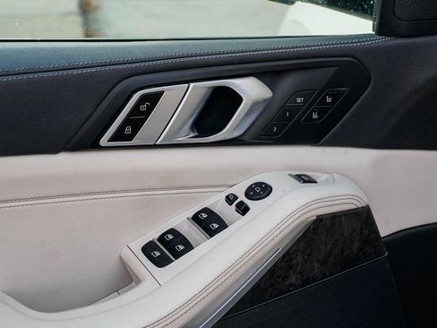 Used 2022 BMW X5 xDrive45e w/ M Sport Package image 9