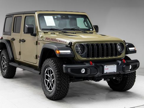 Used 2025 Jeep Wrangler Unlimited Rubicon w/ Convenience Group AWD/4WD image 32