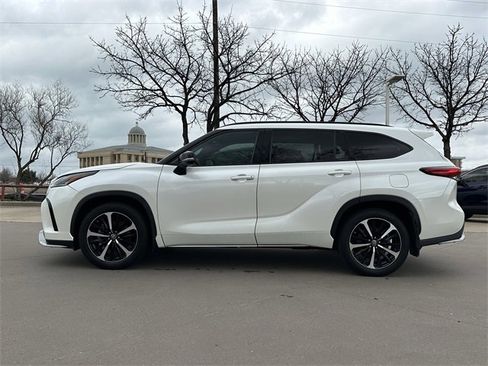 Used 2021 Toyota Highlander XSE image 2
