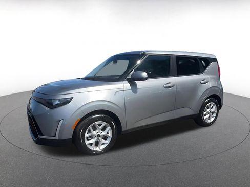 Used 2025 Kia Soul LX w/ LX Technology Package FWD image 8