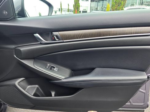 Used 2018 Honda Accord Touring image 25