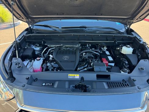 Used 2024 Toyota Highlander LE image 21