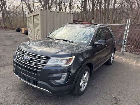 Used 2017 Ford Explorer XLT image 1
