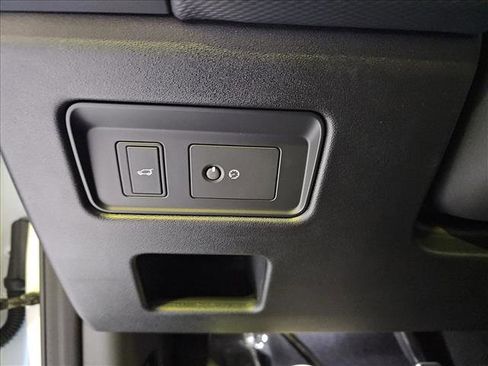 New 2025 Land Rover Discovery Dynamic SE image 24