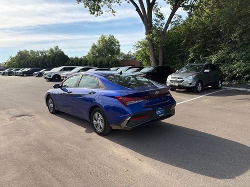 Used 2025 Hyundai Elantra SE FWD image 3